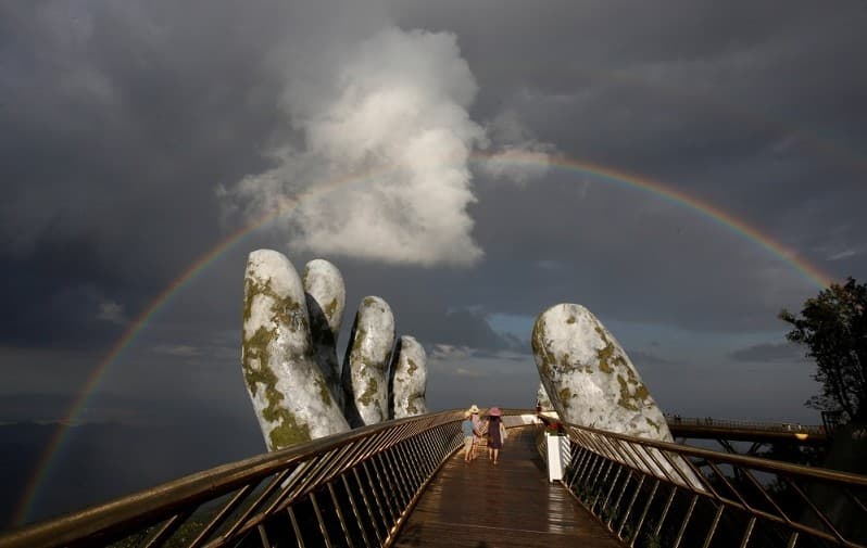 golden hand bridge: vietnam